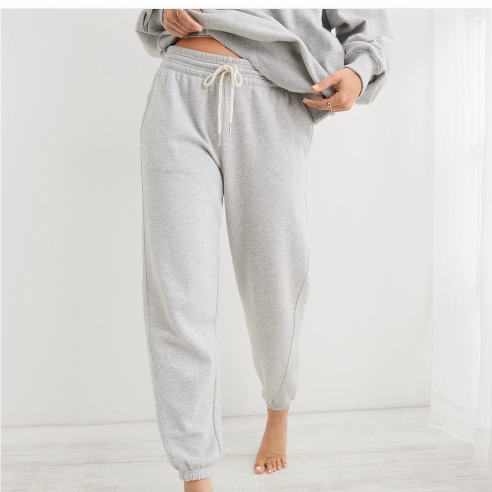 Aerie The Chill jogger in Heather grey and oatmeal. Size medium. Like new.